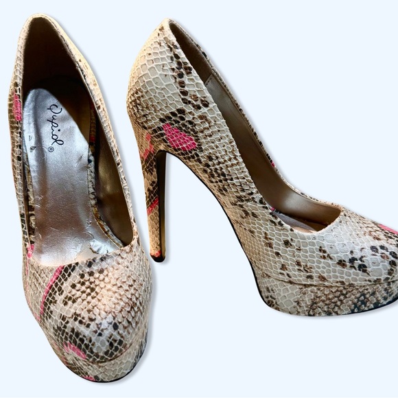 Qupid snakeskin platform 5” pump Sz7, grey and fushia - Picture 2 of 5